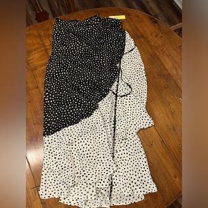 Summersalt wrap skirt, size Medium. New with tags.